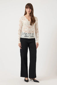 Lacey Ls V-Neck Lace Top Pristine