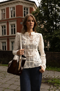 Amora Blouse Chantilly Lace