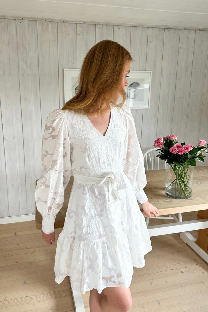 Calli-Sadie Ls Short V-Neck Dress Bright White | Kjoler | Smuk - Dameklær på nett