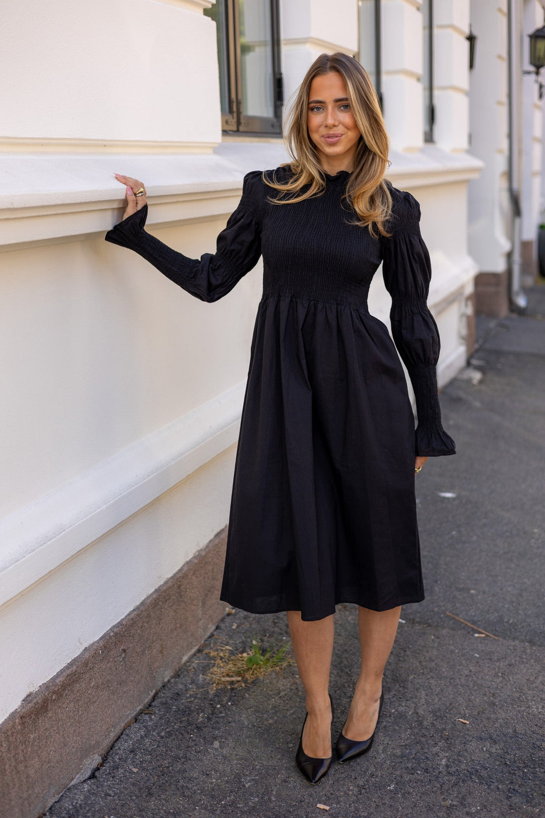 Chemma Ls Smock Midi Dress Black | Kjoler | Smuk - Dameklær på nett