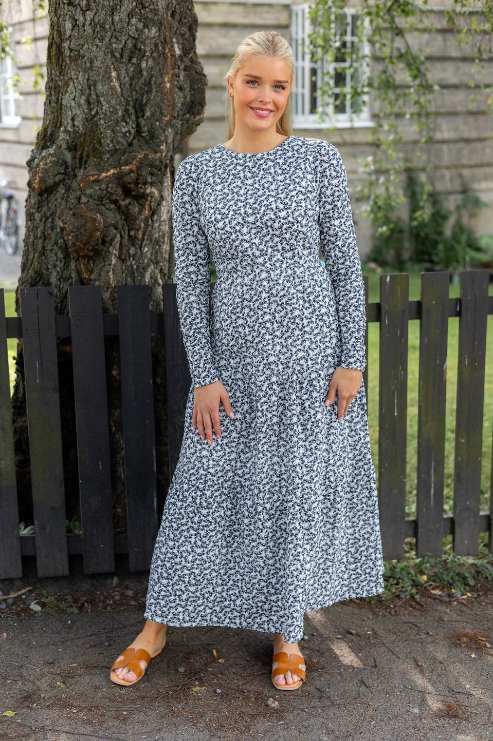 Dora Dress Navy Rosehip Print | Kjoler | Smuk - Dameklær på nett
