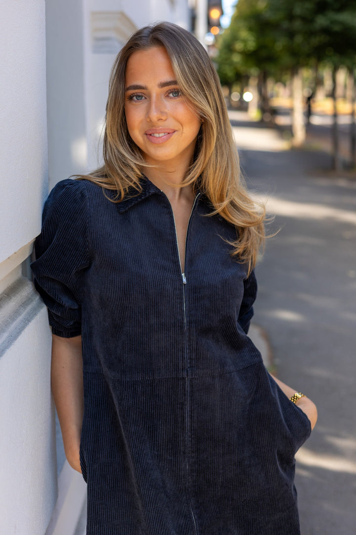 Eyvorspw Dress Dark Navy | Kjoler | Smuk - Dameklær på nett