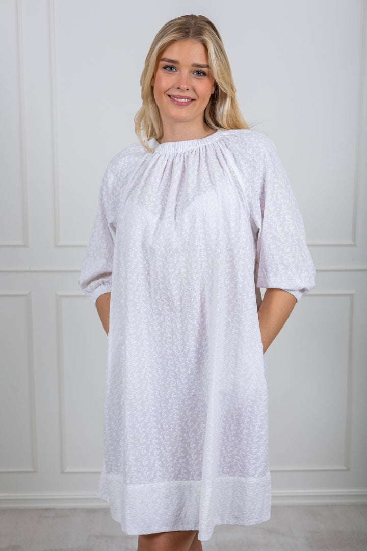 Lace Dress White | Kjoler | Smuk - Dameklær på nett