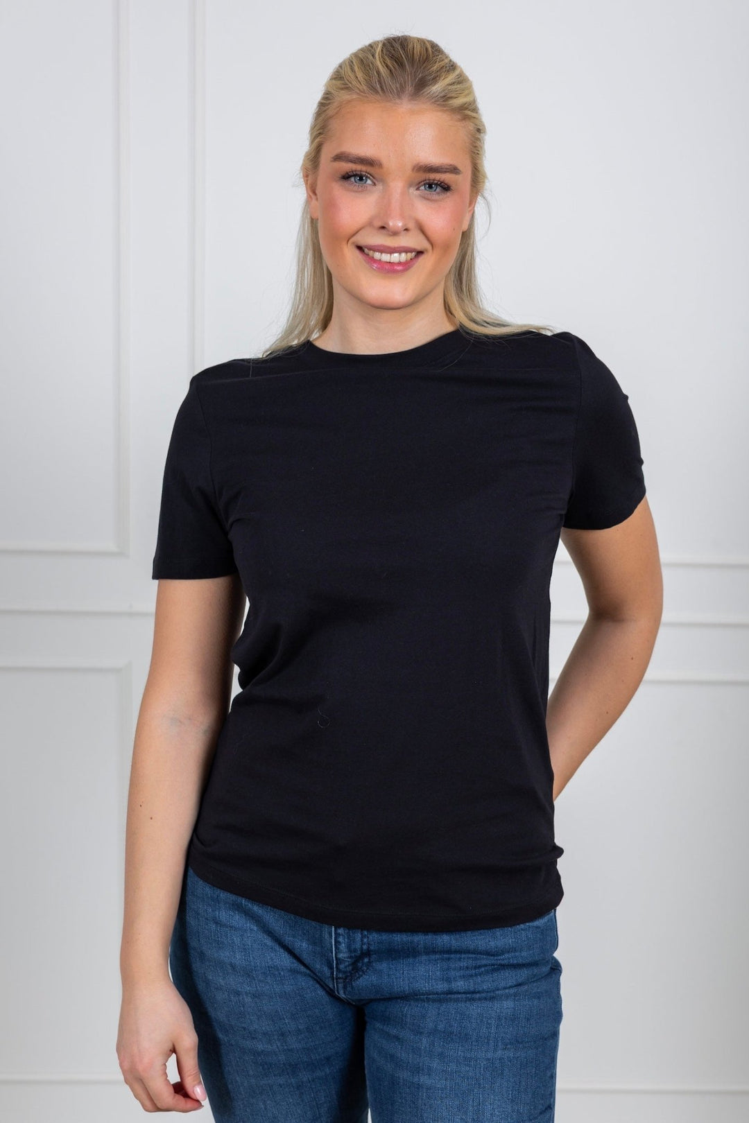 Myessential Ss O - Neck Tee Black | Topper | Smuk - Dameklær på nett