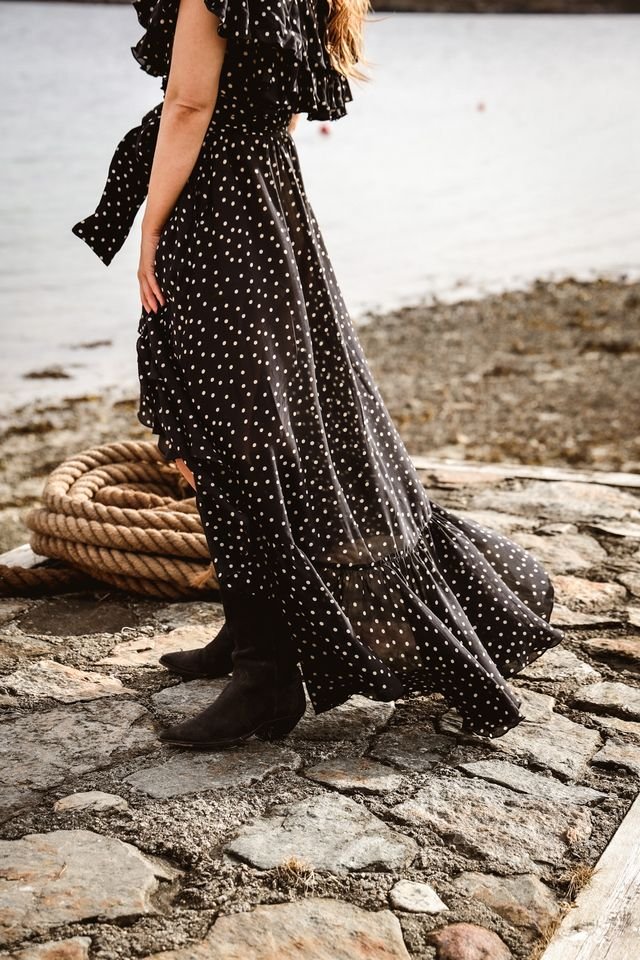 Napoli Frill Dress Black Dot | Kjoler | Smuk - Dameklær på nett