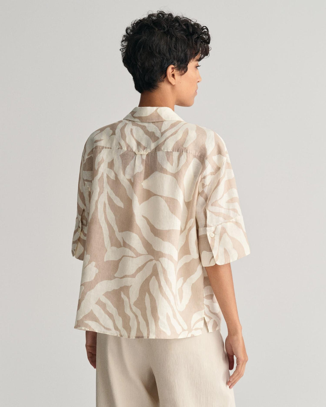 Relaxed Fit Palm Print Linen Short Sleeve Shirt Dry Sand | Skjorter og bluser | Smuk - Dameklær på nett