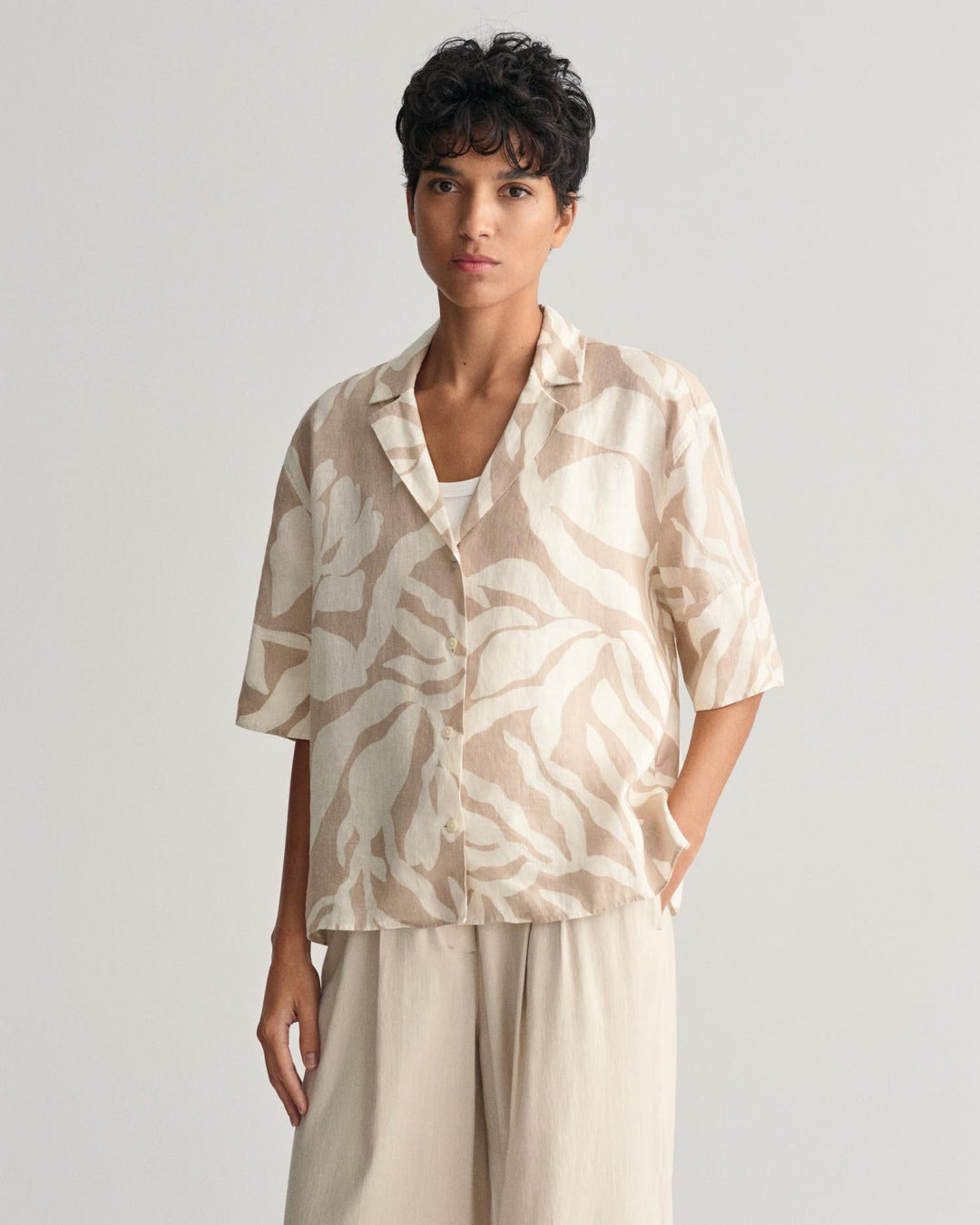 Relaxed Fit Palm Print Linen Short Sleeve Shirt Dry Sand | Skjorter og bluser | Smuk - Dameklær på nett