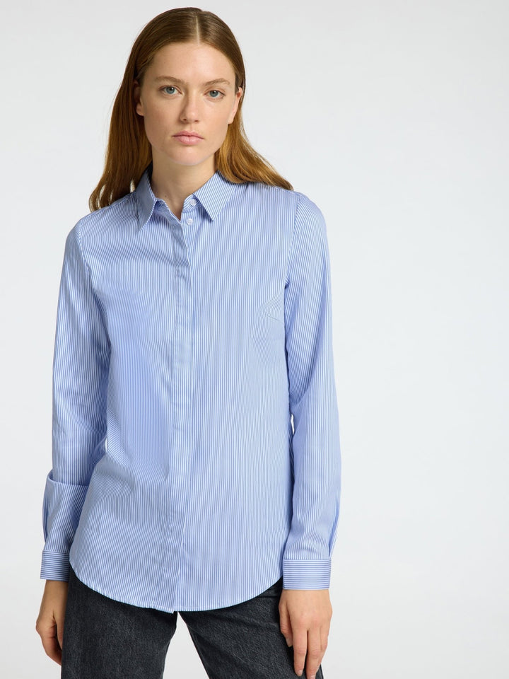 Romie Ls Striped Fitted Shirt Bright White Blue | Skjorter og bluser | Smuk - Dameklær på nett