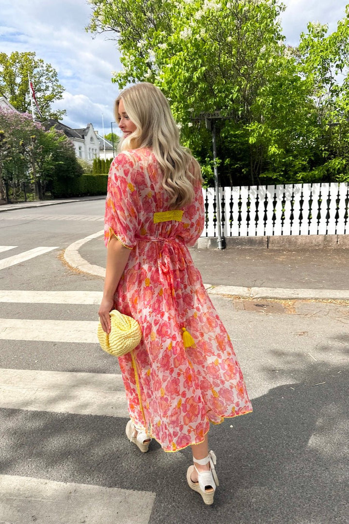 Rosa Flower Chiffon Dress White Pink | Kjoler | Smuk - Dameklær på nett