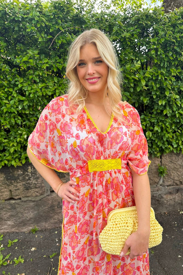 Rosa Flower Chiffon Dress White Pink | Kjoler | Smuk - Dameklær på nett