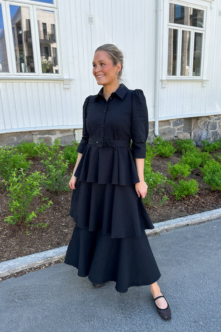 Seersucker Flounce Dress Black | Kjoler | Smuk - Dameklær på nett