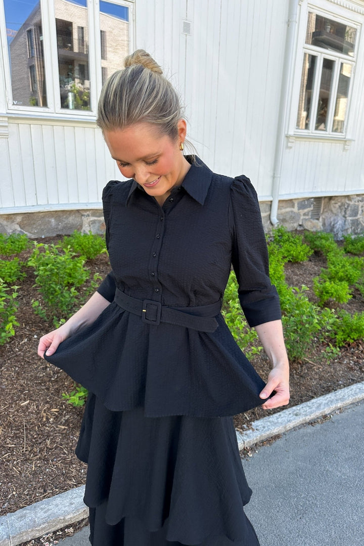 Seersucker Flounce Dress Black | Kjoler | Smuk - Dameklær på nett