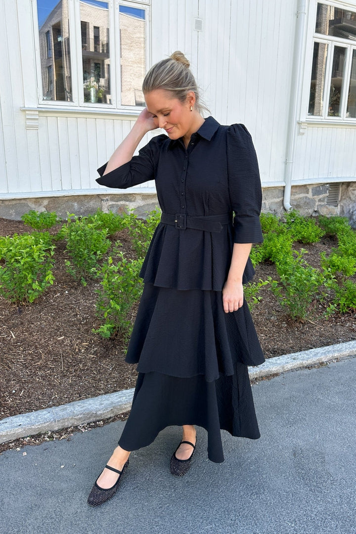 Seersucker Flounce Dress Black | Kjoler | Smuk - Dameklær på nett