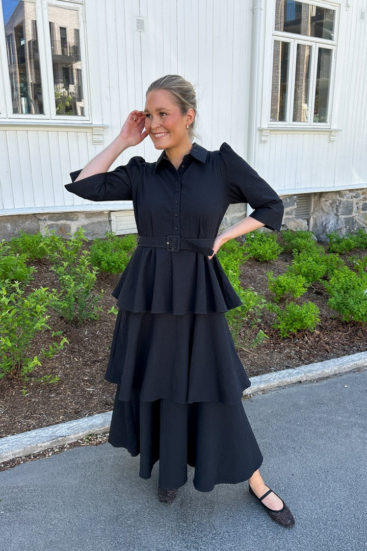 Seersucker Flounce Dress Black | Kjoler | Smuk - Dameklær på nett