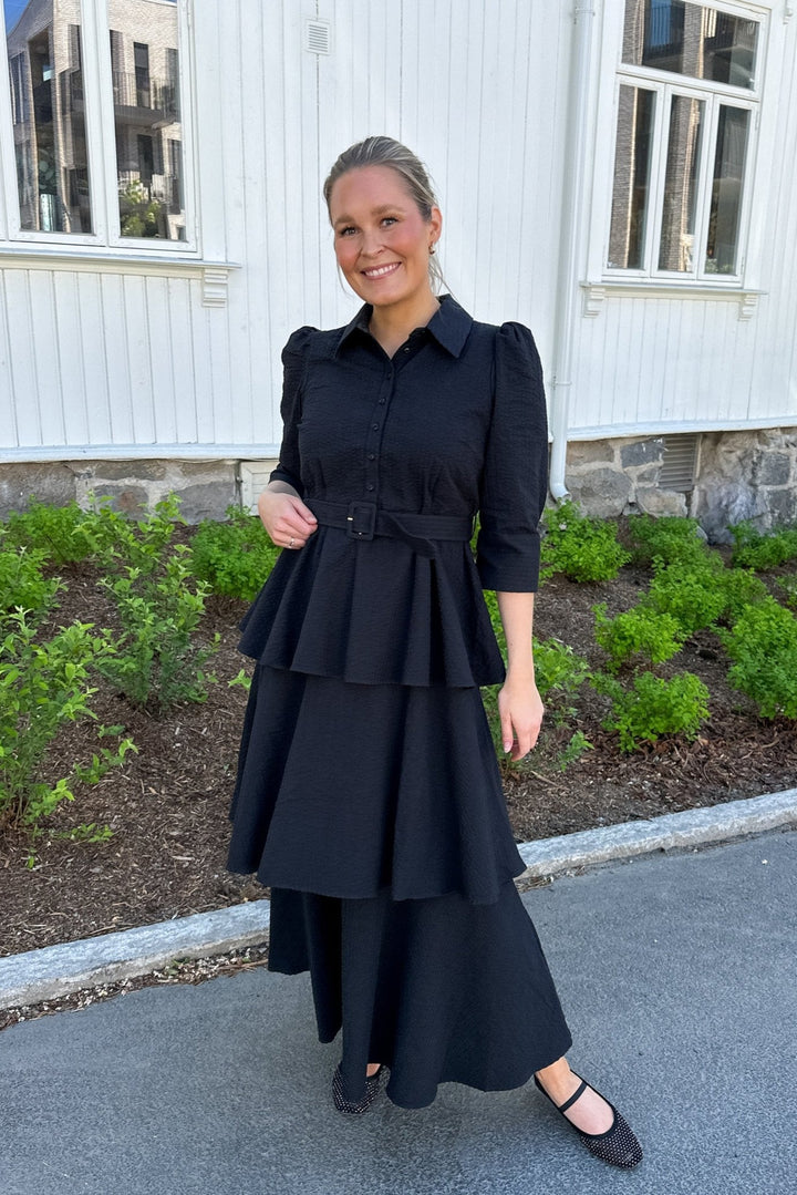 Seersucker Flounce Dress Black | Kjoler | Smuk - Dameklær på nett