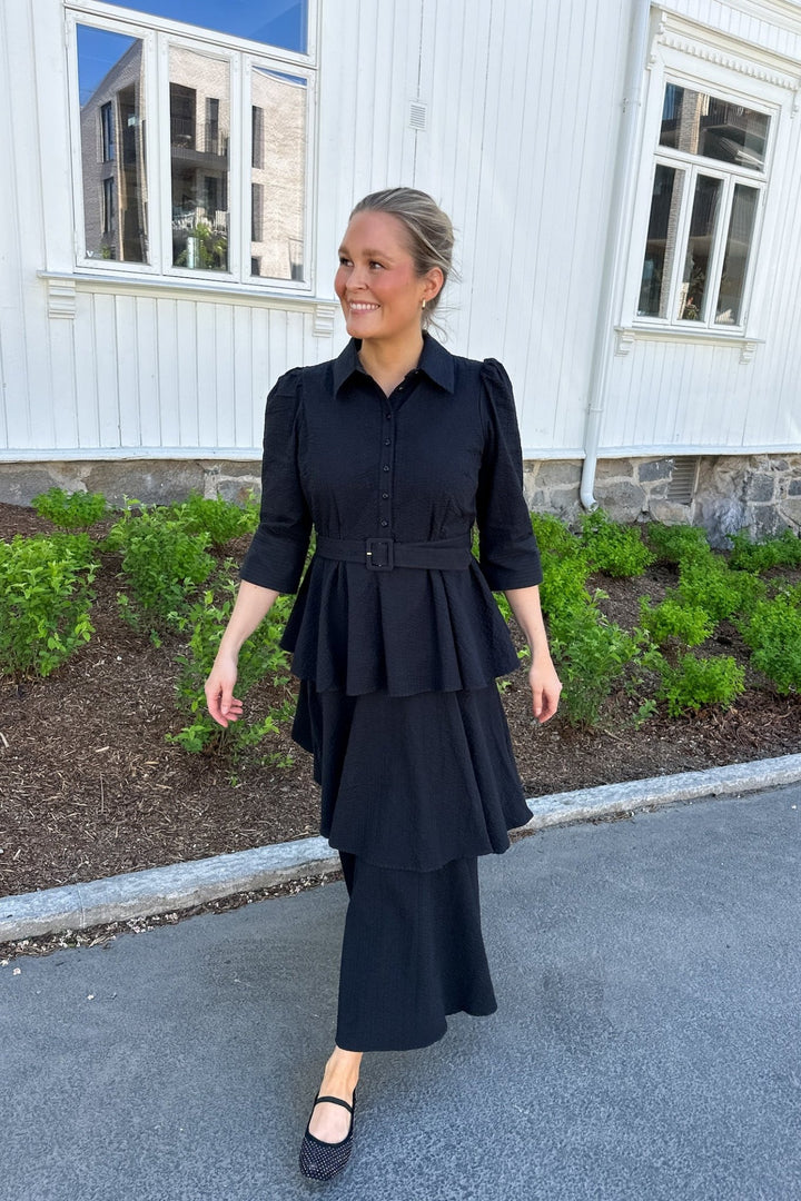 Seersucker Flounce Dress Black | Kjoler | Smuk - Dameklær på nett