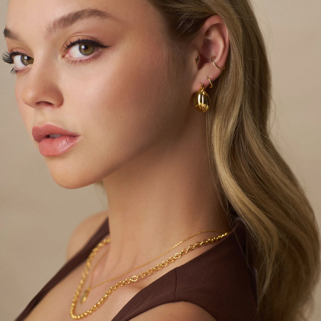 Small Interlocking Hoop Earrings Pale Gold