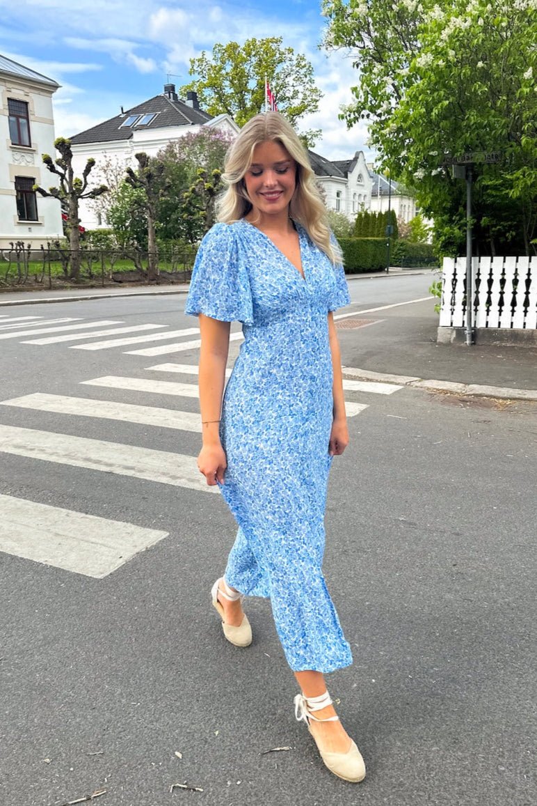 Sonja Midi Dress Blue Flora | Kjoler | Smuk - Dameklær på nett
