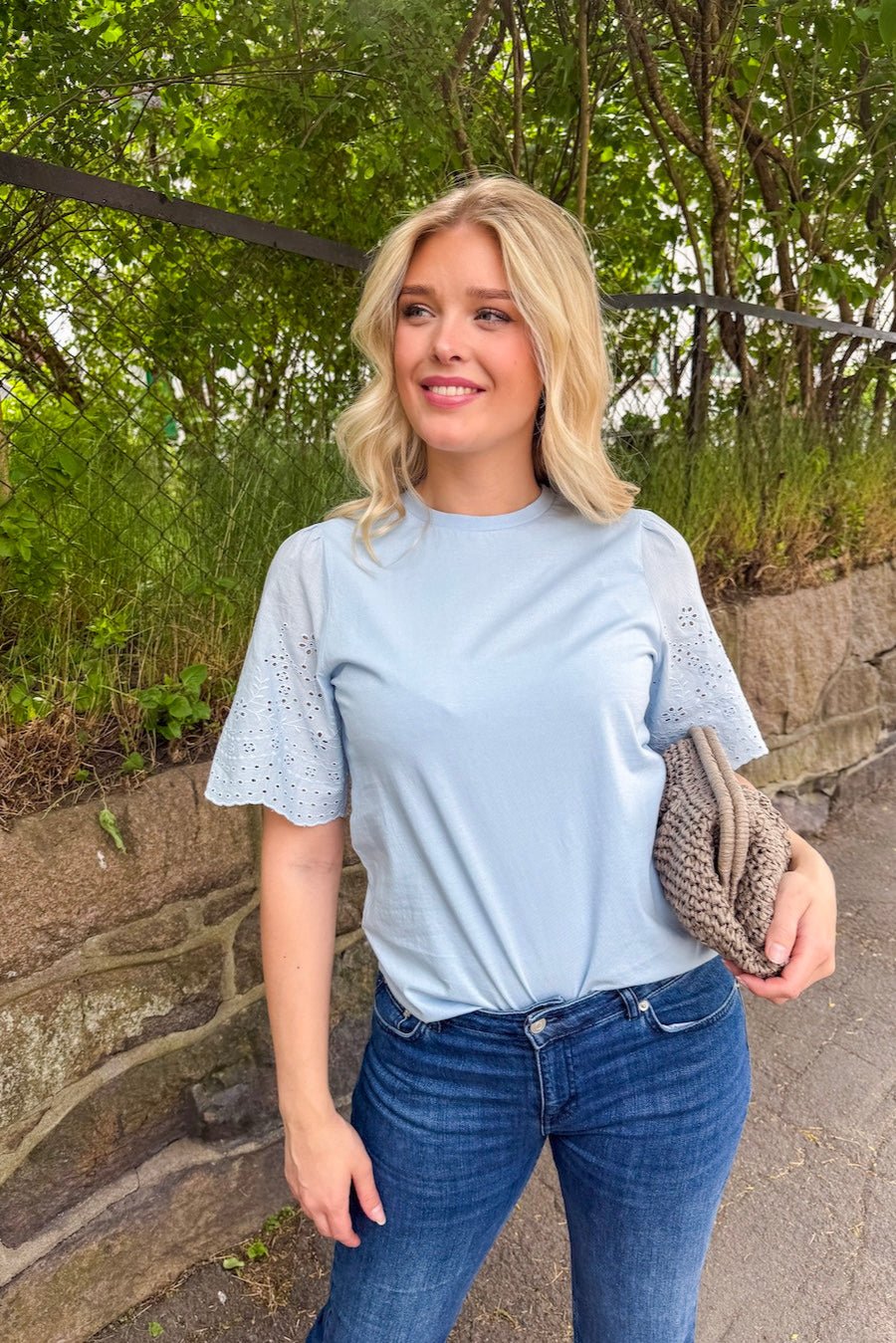 Yaslex Ss Top W. Emb Sleeves Clear Sky | Topper | Smuk - Dameklær på nett