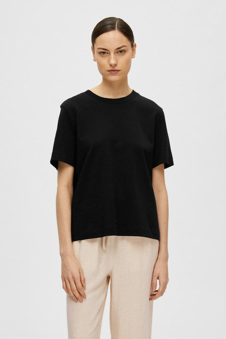 Essential Ss Boxy Tee Black | Topper | Smuk - Dameklær på nett