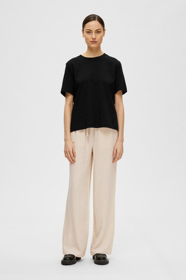 Essential Ss Boxy Tee Black | Topper | Smuk - Dameklær på nett