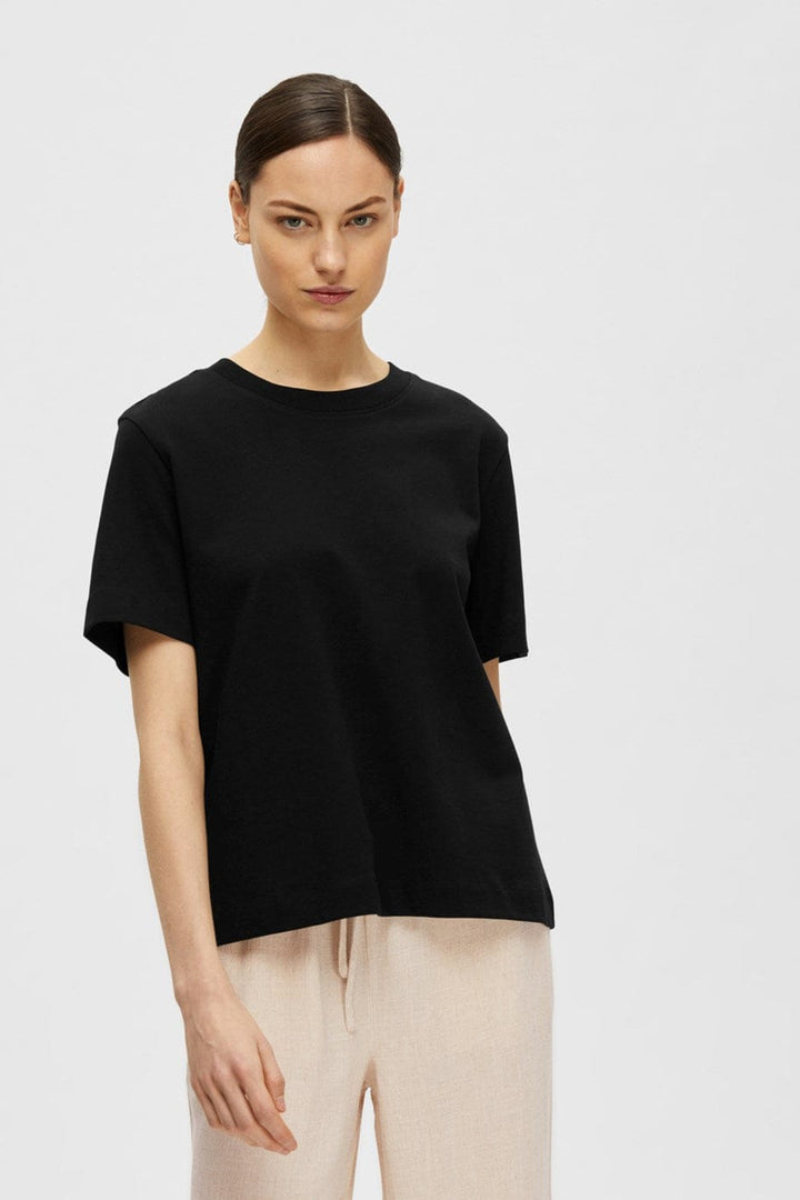 Essential Ss Boxy Tee Black | Topper | Smuk - Dameklær på nett