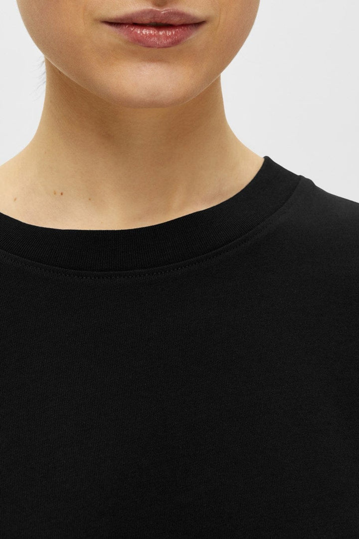 Essential Ss Boxy Tee Black | Topper | Smuk - Dameklær på nett