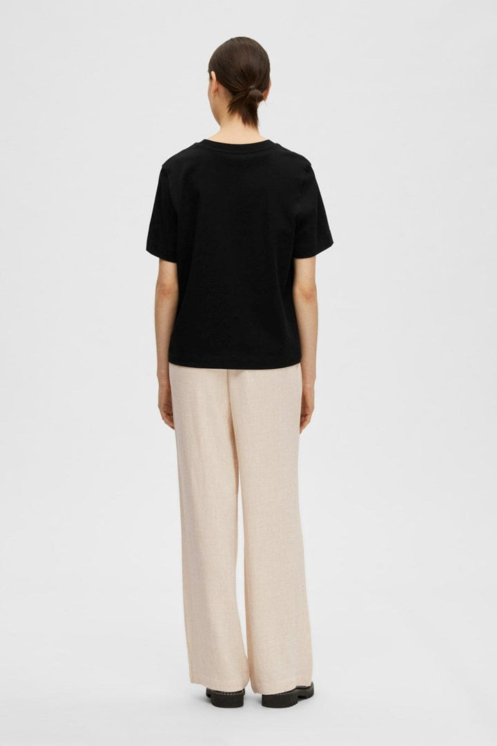 Essential Ss Boxy Tee Black | Topper | Smuk - Dameklær på nett