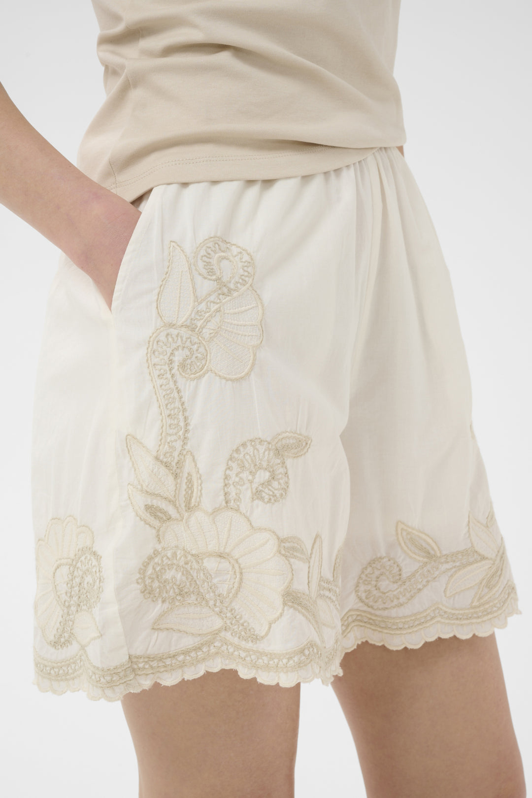 Bitja Shorts Whisper White W French Oak Emb