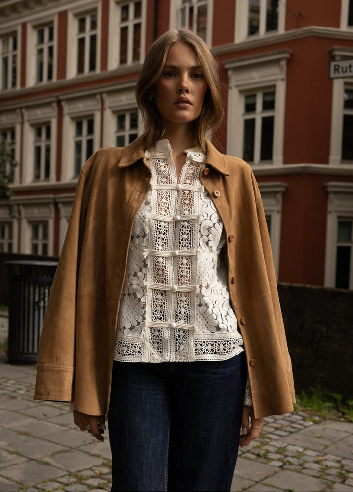 Amora Blouse Chantilly Lace