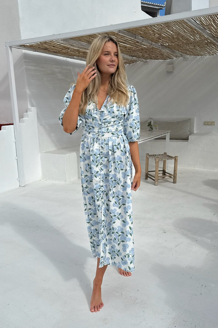 Adelic Long Dress Blue Hydrangea Print | Kjoler | Smuk - Dameklær på nett