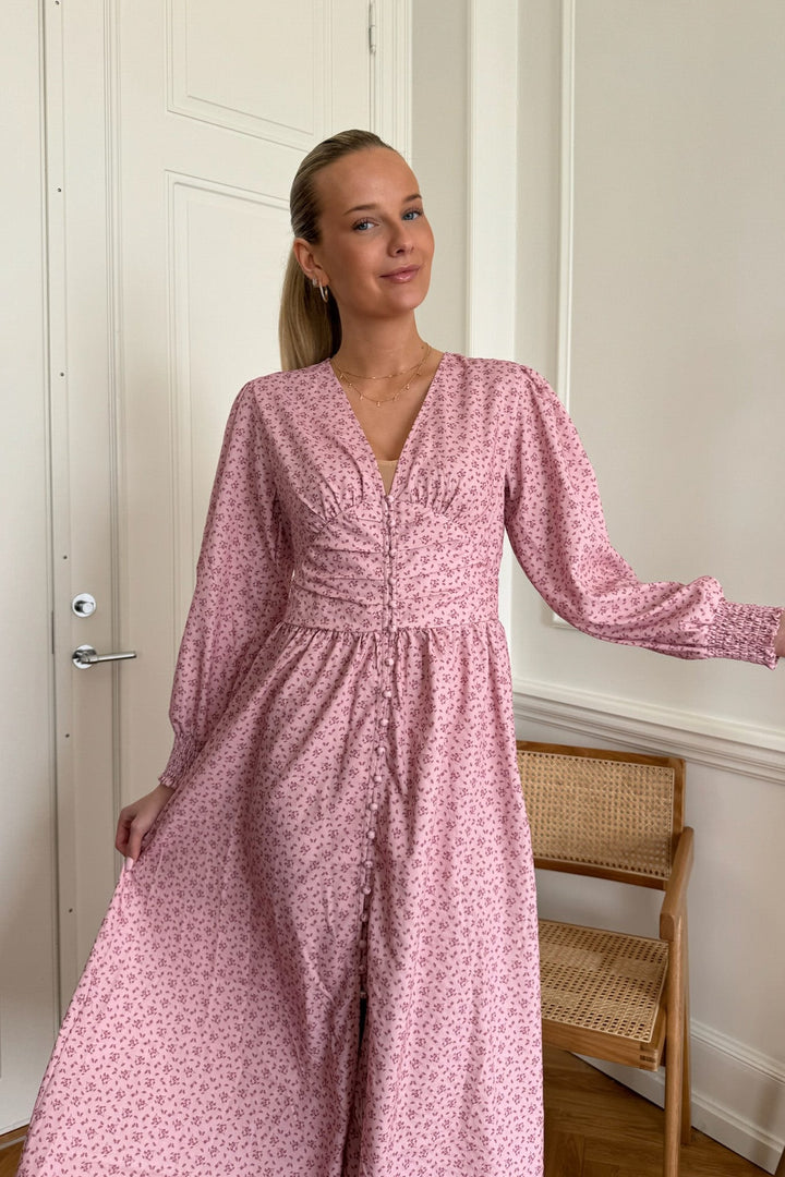 Adelic Long Dress Pink Flower Stem Print | Kjoler | Smuk - Dameklær på nett