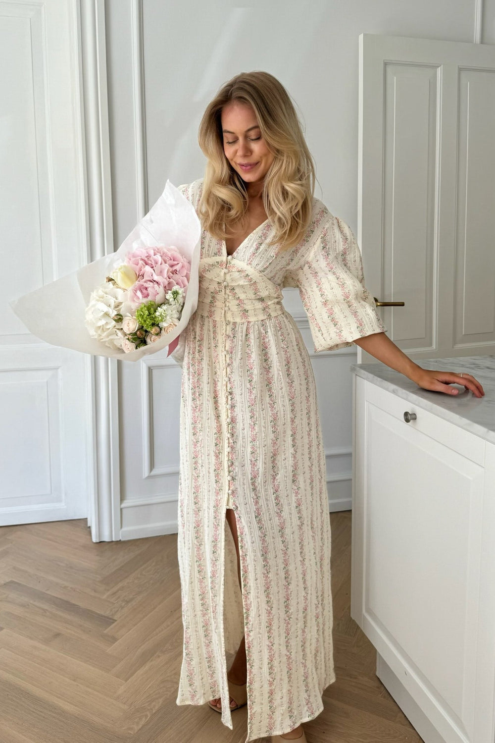Adelic Maxi Dress Light Pink Flower Print | Kjoler | Smuk - Dameklær på nett