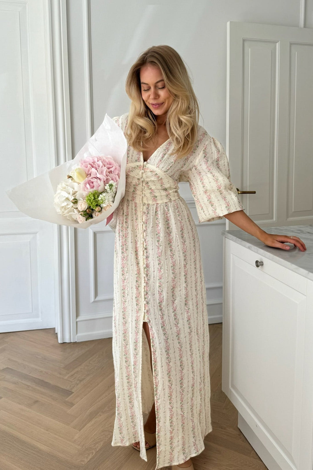 Adelic Maxi Dress Light Pink Flower Print | Kjoler | Smuk - Dameklær på nett
