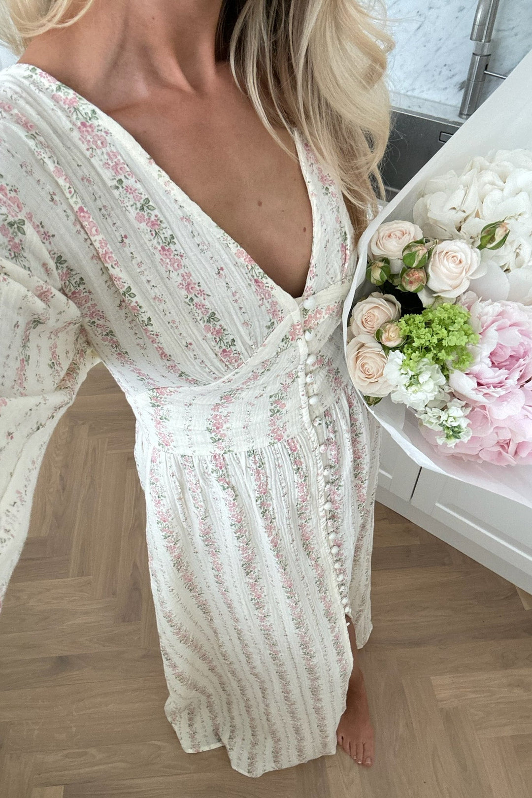 Adelic Maxi Dress Light Pink Flower Print | Kjoler | Smuk - Dameklær på nett