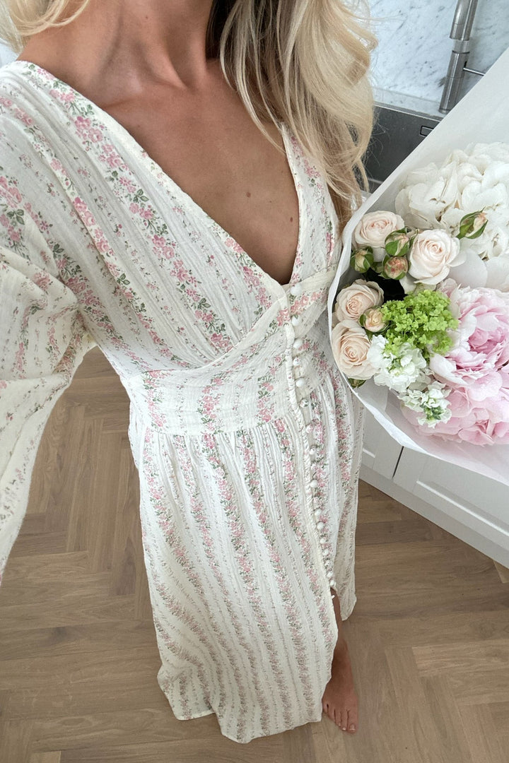 Adelic Maxi Dress Light Pink Flower Print | Kjoler | Smuk - Dameklær på nett