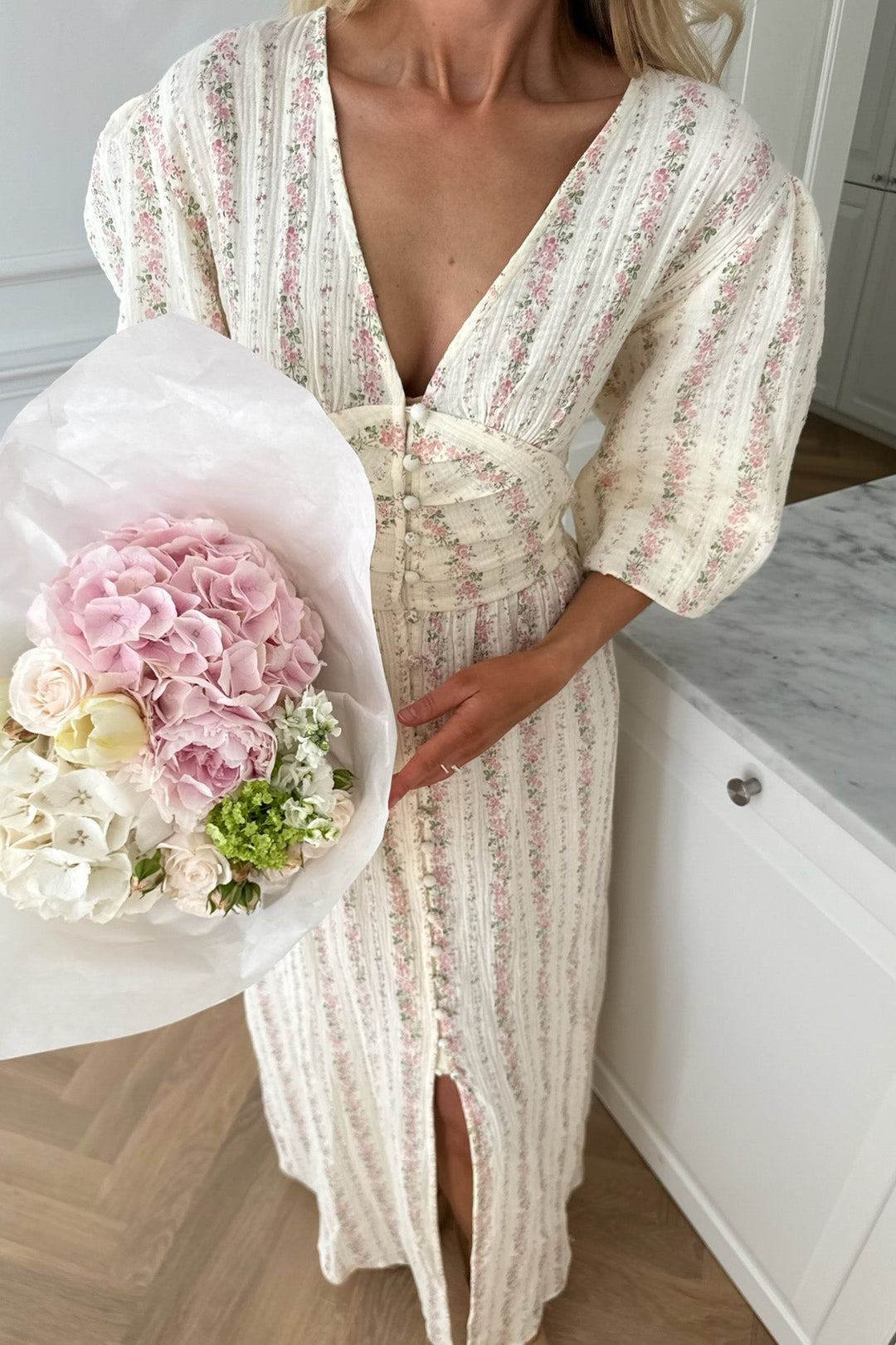 Adelic Maxi Dress Light Pink Flower Print | Kjoler | Smuk - Dameklær på nett
