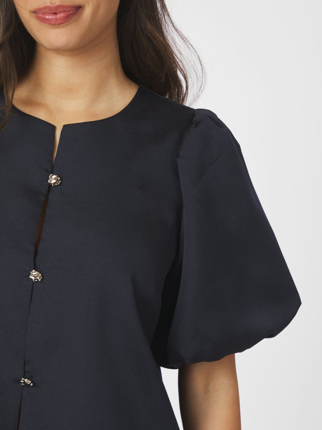 Aisa Dull Satin Blouse Navy | Skjorter og bluser | Smuk - Dameklær på nett