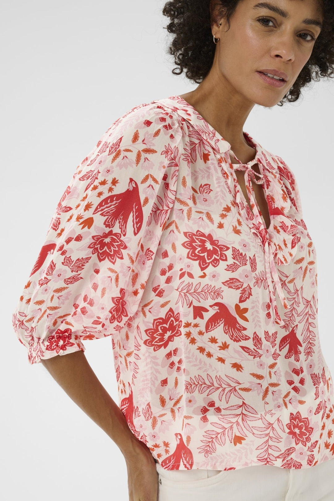 Alvia Blouse Poppy Red Bird Print | Skjorter og bluser | Smuk