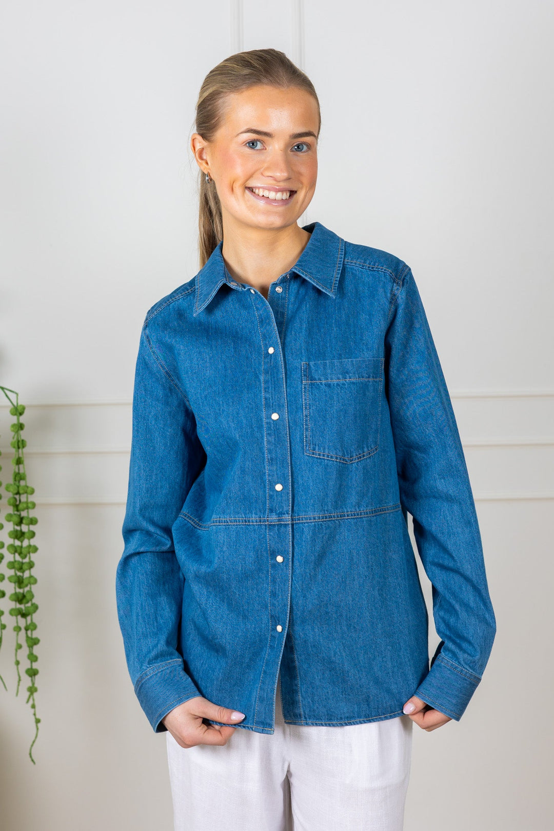Alvine Shirt Medium Blue Denim | Skjorter og bluser | Smuk