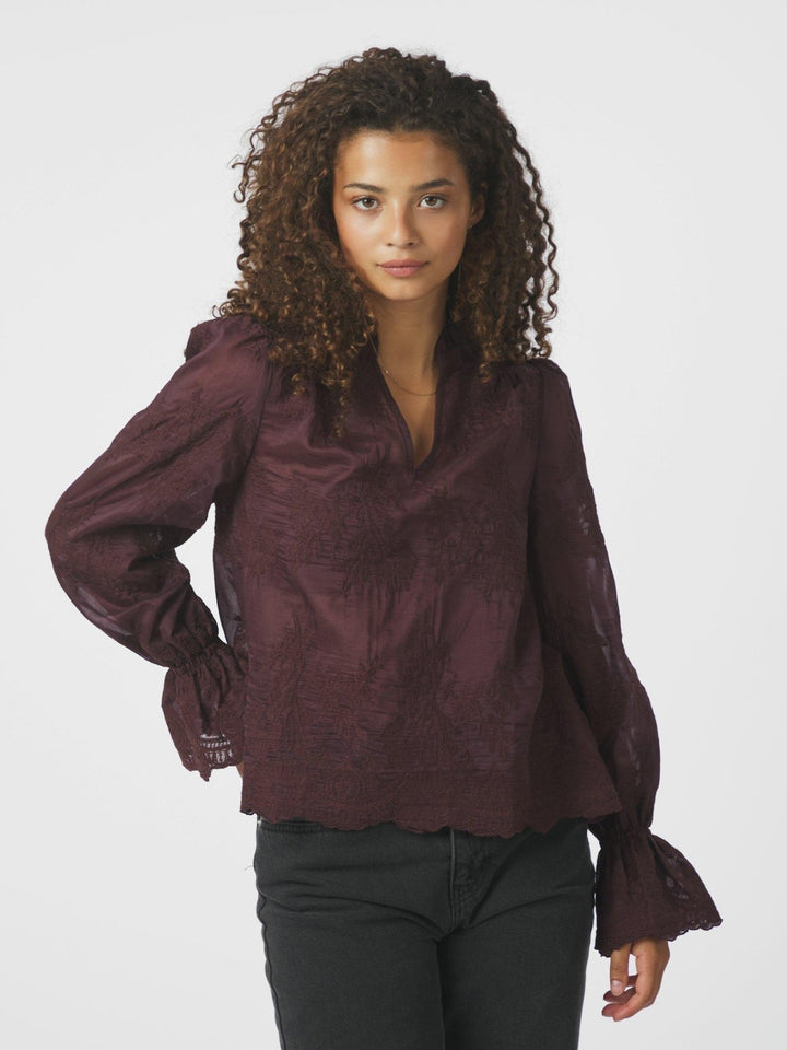 Amara Big Embroidery Blouse Burgundy | Skjorter og bluser | Smuk