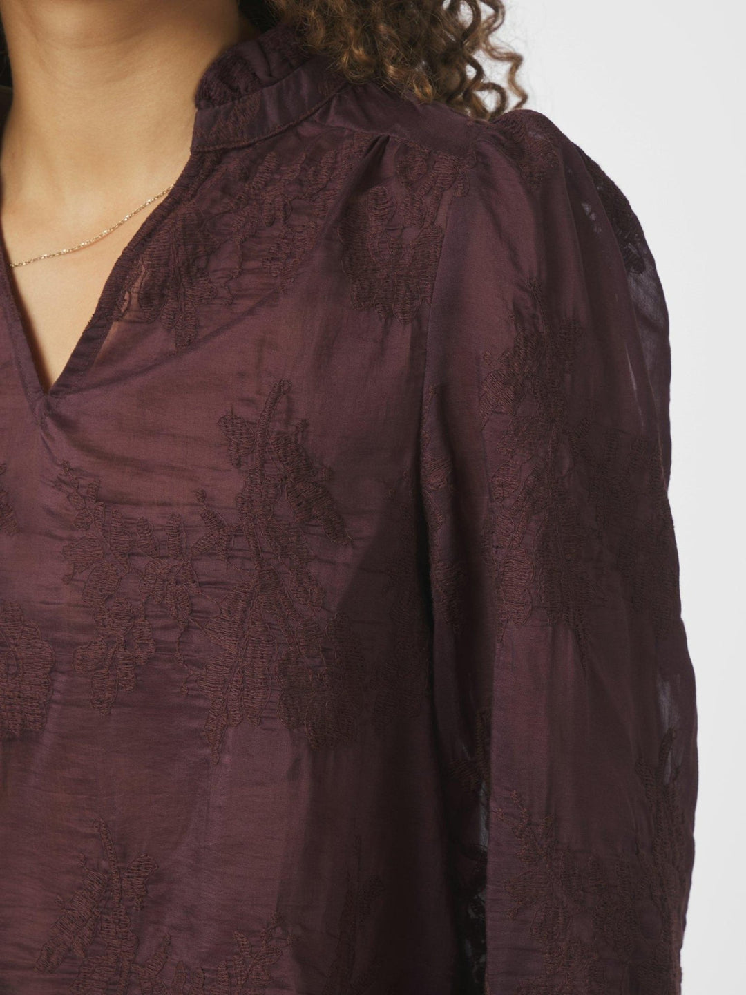 Amara Big Embroidery Blouse Burgundy | Skjorter og bluser | Smuk
