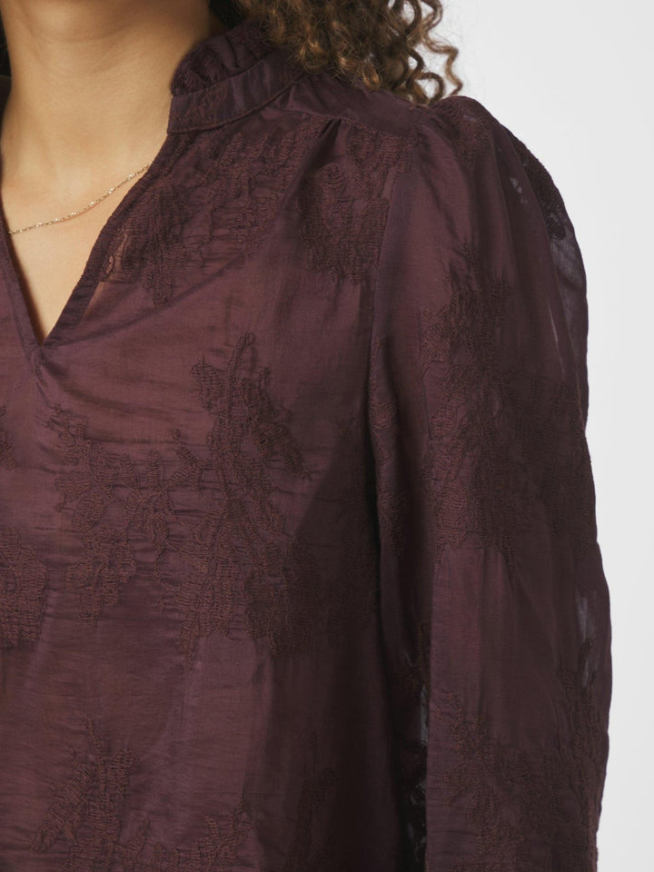 Amara Big Embroidery Blouse Burgundy | Skjorter og bluser | Smuk