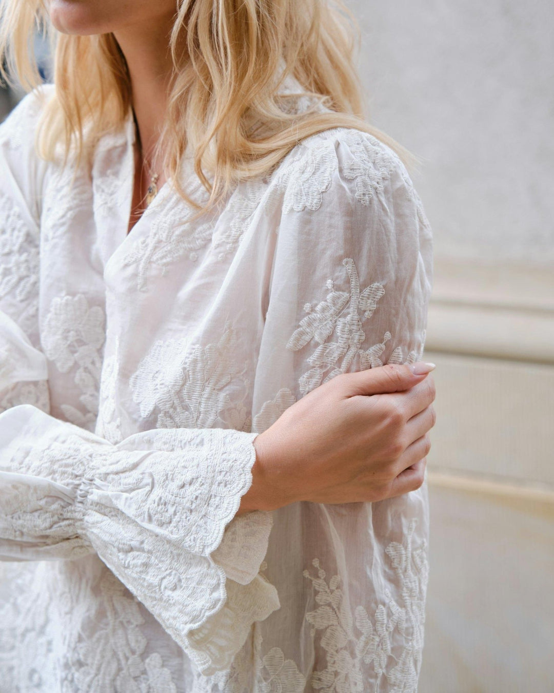 Amara Big Embroidery Blouse Off White | Skjorter og bluser | Smuk - Dameklær på nett