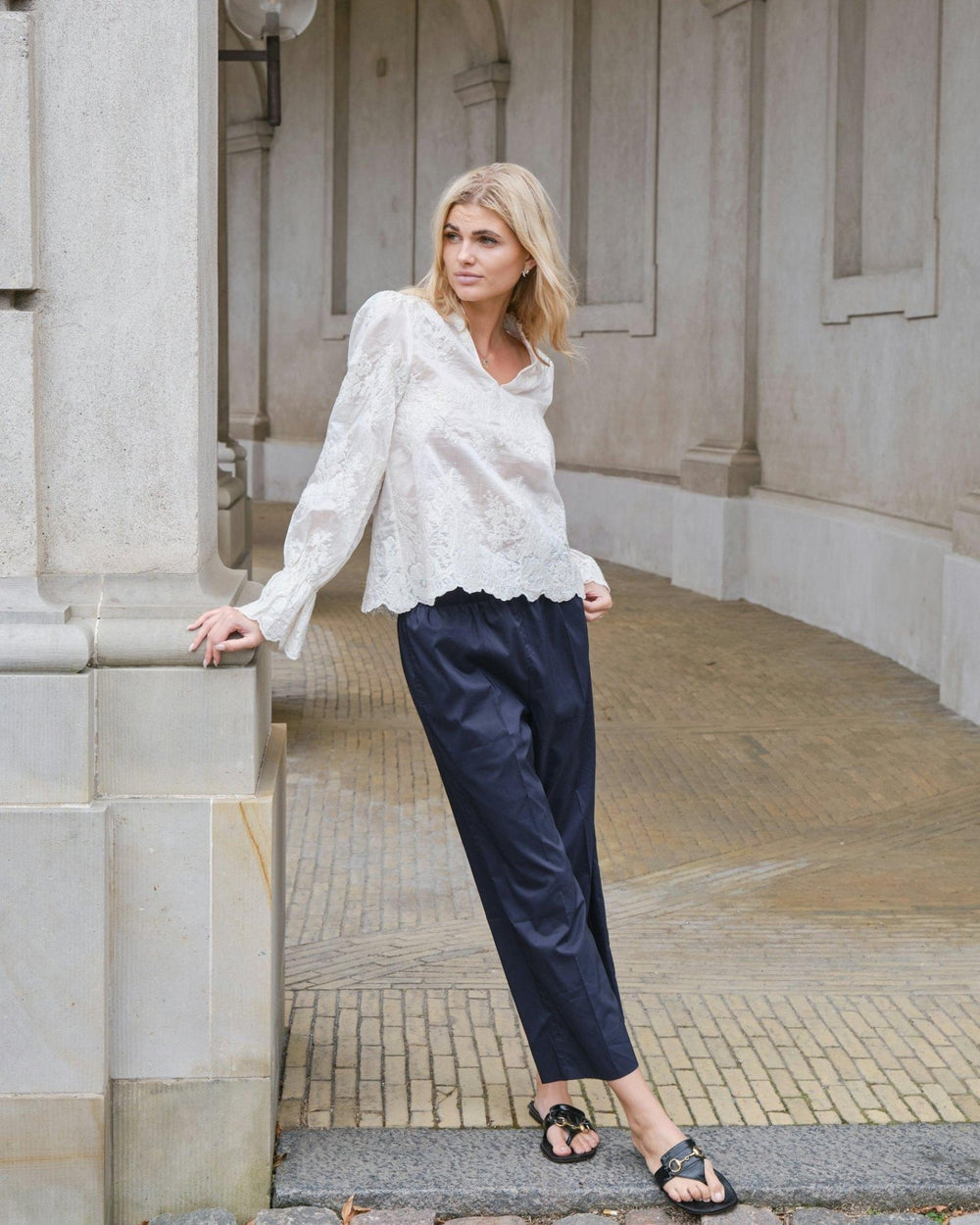 Amara Big Embroidery Blouse Off White | Skjorter og bluser | Smuk - Dameklær på nett