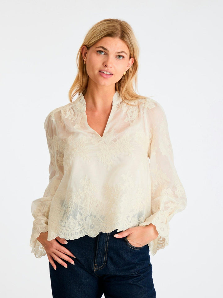 Amara Big Embroidery Blouse Off White | Skjorter og bluser | Smuk - Dameklær på nett