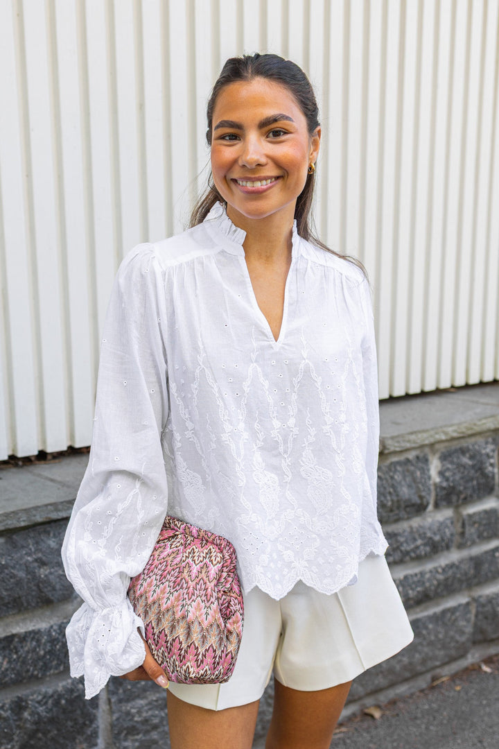 Amara Delicate Emb Blouse White | Skjorter og bluser | Smuk