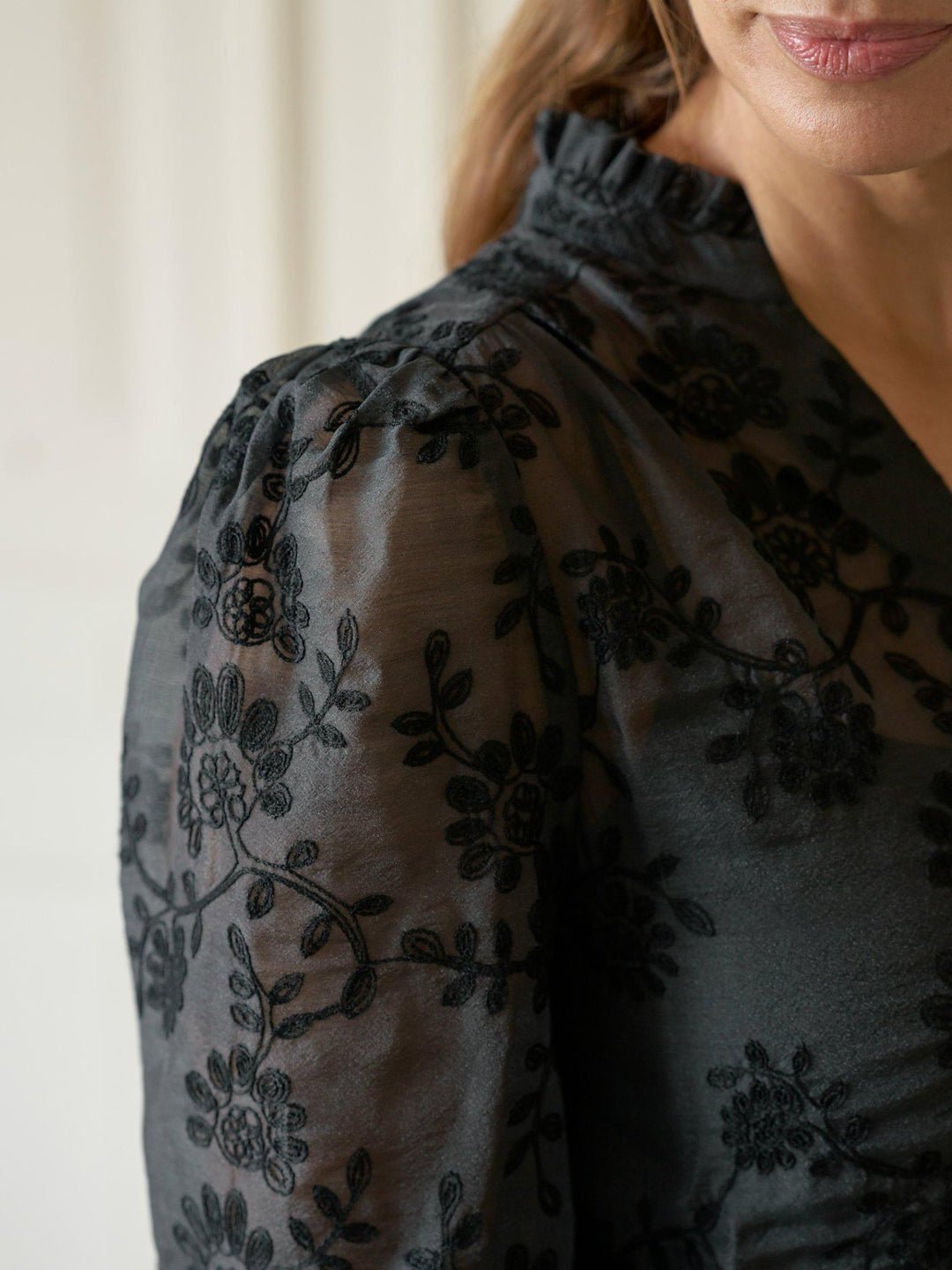 Amara Emb. Blouse Black | Skjorter og bluser | Smuk