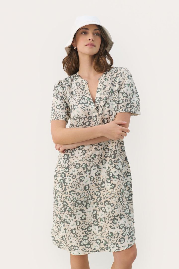 Aminasepw Dress Agave Green Blurred Flower | Kjoler | Smuk - Dameklær på nett