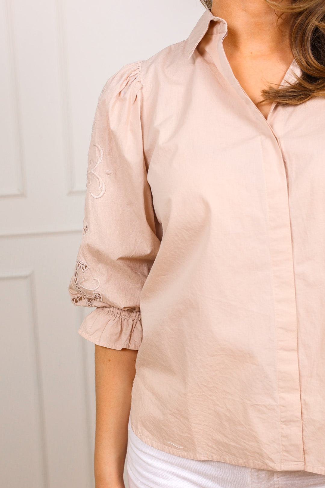 Amy Embroidered Shirt Golden Beige Poplin | Skjorter og bluser | Smuk